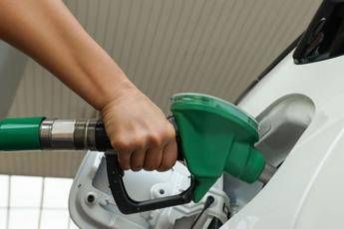 Carburanti, benzina in calo e gasolio sotto i due euro: i prezzi di oggi Carburanti, benzina in calo e gasolio sotto i due euro: i prezzi di oggi