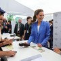 Kate Middleton a Wimbledon, a sorpresa la principessa vende i biglietti agli spettatori in fila Kate Middleton a Wimbledon, a sorpresa la principessa vende i biglietti agli spettatori in fila