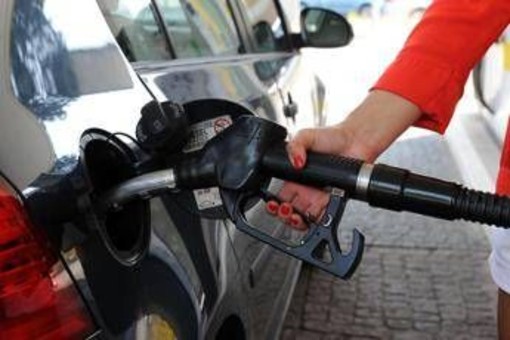 Benzina e diesel, prezzi ancora in aumento: gasolio a un passo da 2,1 euro