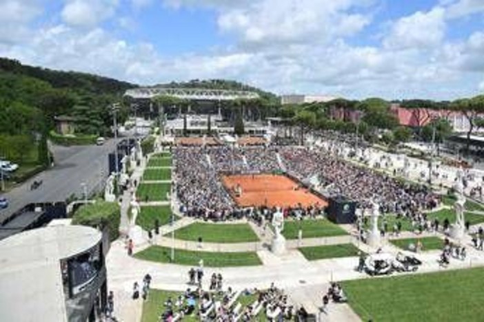 Internazionali, bambini gli chiedono autografo ma... non è un tennista Internazionali, bambini gli chiedono autografo ma... non è un tennista