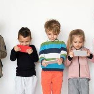 Francia, social vietati a under 15: Camera approva