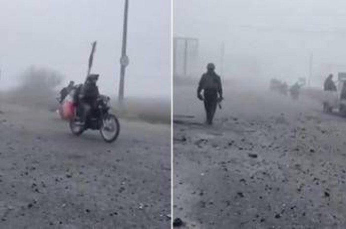 Russi in moto tra la nebbia: in un video virale l'assalto a Pokrovsk mentre la città resiste