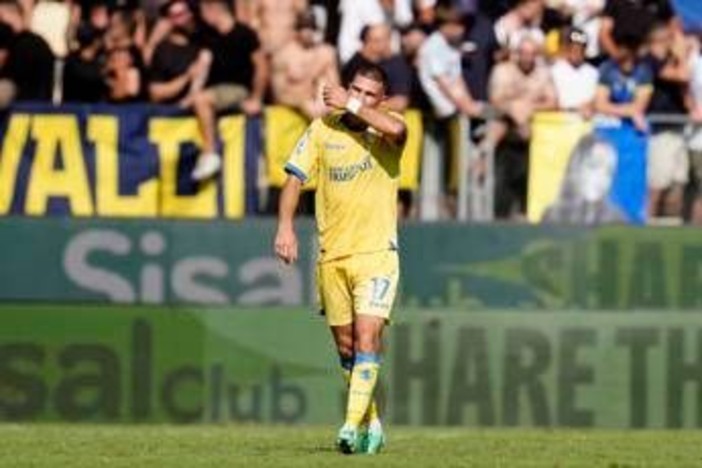 Frosinone-Como 2-0, gialloblù quinti a sorpresa. Il Parma batte il Genoa, prima vittoria per Cuesta Frosinone-Como 2-0, gialloblù quinti a sorpresa. Il Parma batte il Genoa, prima vittoria per Cuesta
