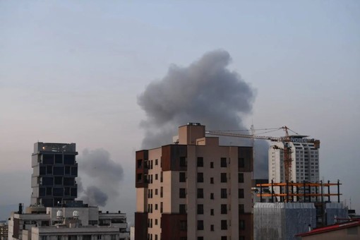 A Hormuz scambi di attacchi Iran-Usa, Trump “La tregua continua”