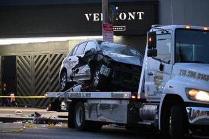 Usa, auto sulla folla a Los Angeles: 28 feriti, uno da arma da fuoco