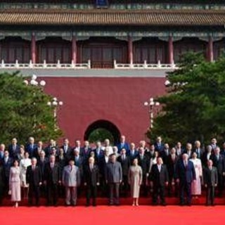 D'Alema e la foto con Putin e Kim a Pechino: &quot;C'era l'80% dell'umanità, isolarli è da coglio...&quot;