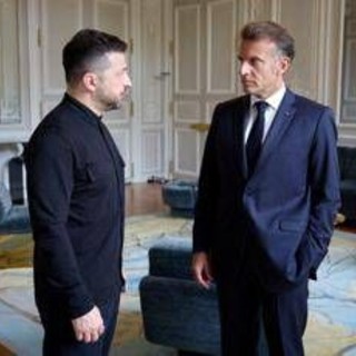 Ucraina, nuovi raid russi. Zelensky da Macron per intesa su difesa aerea