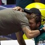 Cobolli si fa male nel derby e scoppia a piangere, Berrettini lo abbraccia Cobolli si fa male nel derby e scoppia a piangere, Berrettini lo abbraccia