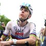 Pogacar cade e si ritira dalla Vuelta, sprint di Coquard e Mas in maglia rossa