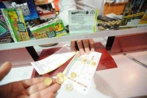 Superenalotto, numeri combinazione vincente oggi 11 ottobre 2025