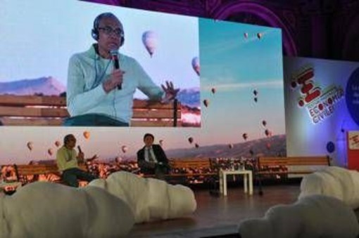 &quot;Povertà e democrazia&quot;, la Lectio civilis di Abhijit Banerjee al Festival Nazionale dell’Economia Civile
