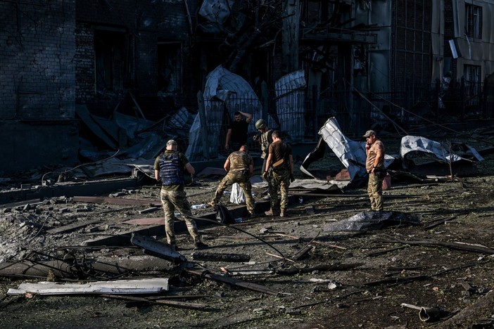 Notte di attacchi incrociati tra Russia e Ucraina, morti e feriti