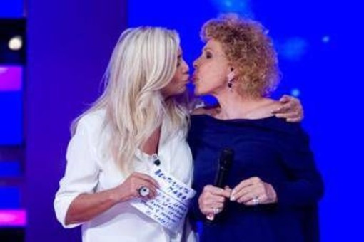 Domenica In, Venier ricorda Vanoni: "Non volevo crederci, è morta come sperava" Domenica In, Venier ricorda Vanoni: "Non volevo crederci, è morta come sperava"