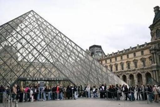 Furto al Louvre, le ipotesi sul gruppo di ladri: &quot;Più di 4, nessuna evidenza di un complice nel museo&quot;