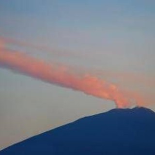 Eruzione Etna, continua colata lavica dalle tre bocche