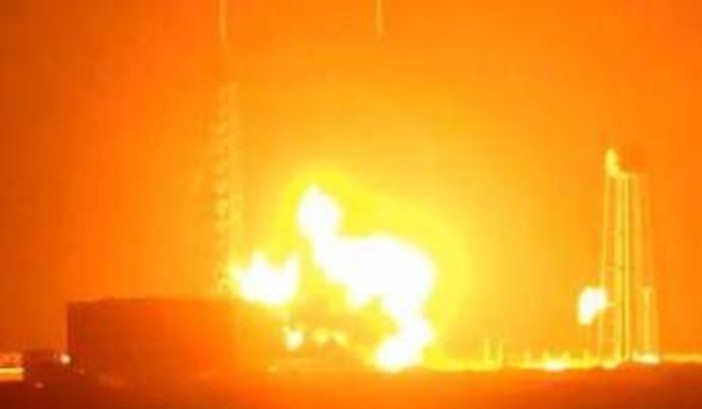Il razzo di Blue Origin esplode durante il test sulla piattaforma di lancio, Bezos: "Personale al sicuro" Il razzo di Blue Origin esplode durante il test sulla piattaforma di lancio, Bezos: "Personale al sicuro"