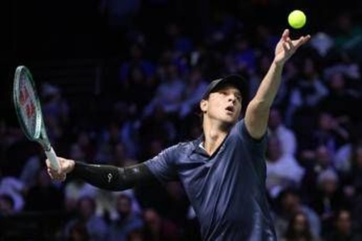 Australian Open, cori, bandiere e... Maradona: è Italia-Argentina sugli spalti per Darderi-Baez Australian Open, cori, bandiere e... Maradona: è Italia-Argentina sugli spalti per Darderi-Baez
