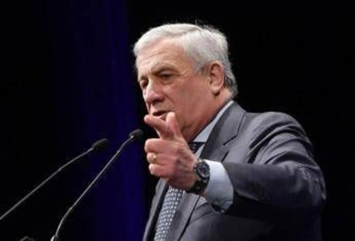 Dazi congelati, Trump annuncia stop di 90 giorni. Tajani: &quot;Pausa positiva&quot;