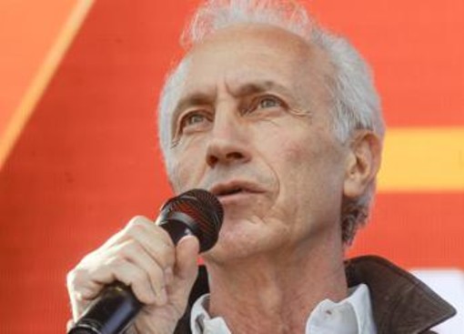 Di Battista ricoverato a Cuba, messaggio di Travaglio: "Forza ragazzo" Di Battista ricoverato a Cuba, messaggio di Travaglio: "Forza ragazzo"