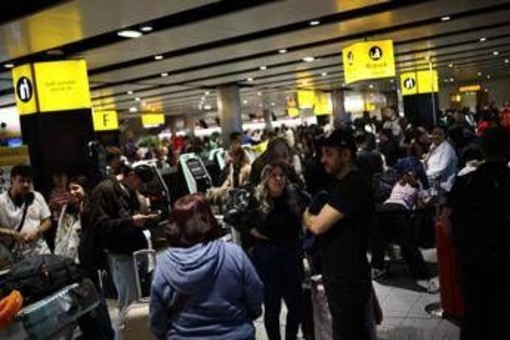 Caos voli nel Regno Unito, il bilancio: oltre 1.000 cancellati per un guasto tecnico Caos voli nel Regno Unito, il bilancio: oltre 1.000 cancellati per un guasto tecnico