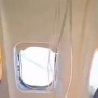 Paura su volo Ryanair, pezzi motore rompono finestrino e passeggero rischia di essere risucchiato Paura su volo Ryanair, pezzi motore rompono finestrino e passeggero rischia di essere risucchiato
