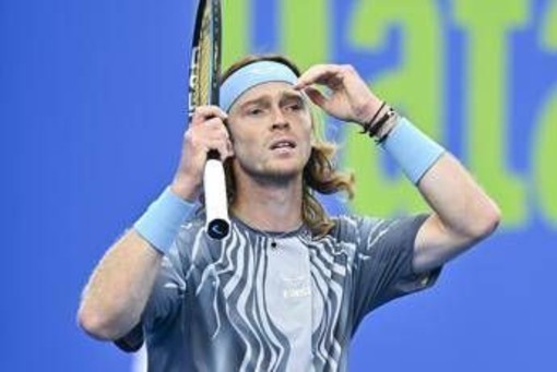 Alcaraz perde tempo, Rublev si lamenta e litiga con l'arbitro a Doha Alcaraz perde tempo, Rublev si lamenta e litiga con l'arbitro a Doha