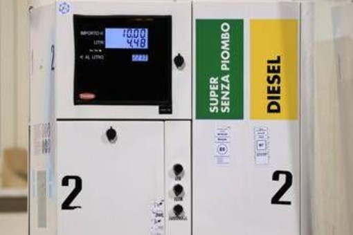 Caro carburanti, Ferragosto salato per chi si sposta in auto: pieno di gasolio costa oltre 22 euro in più rispetto all'anno scorso Caro carburanti, Ferragosto salato per chi si sposta in auto: pieno di gasolio costa oltre 22 euro in più rispetto all'anno scorso