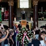 Don Mazzi, a Milano l’addio tra applausi e commozione Don Mazzi, a Milano l’addio tra applausi e commozione