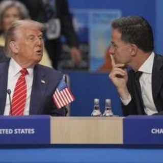 Nato, Rutte primo fan di Trump: &quot;Grazie al 'paparino' stop alla guerra&quot;