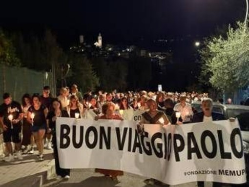A Santi Cosma e Damiano in mille alla fiaccolata per Paolo Mendico, suicida a 14 anni