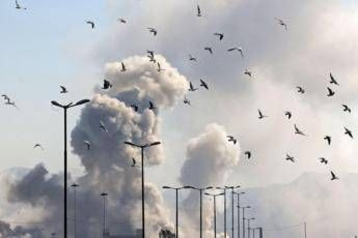 Nuovi raid Usa in Iran, Teheran risponde: colpite basi americane in Kuwait e Bahrein Nuovi raid Usa in Iran, Teheran risponde: colpite basi americane in Kuwait e Bahrein