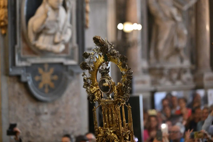 A Napoli si ripete il miracolo della liquefazione del sangue di San Gennaro A Napoli si ripete il miracolo della liquefazione del sangue di San Gennaro