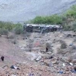 Incidente nel sud del Perù, bus finisce in un burrone: almeno 37 morti
