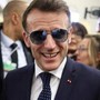 Macron e il look 'Top Gun' a Davos: occhiali specchiati tra stile e ironia sui social