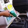Carburante annacquato, irregolare un distributore su cinque. Pd: "Governo intervenga". Lega: "Bene controlli Gdf"