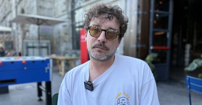“Il nostro 'non mi oso' ci definisce come torinesi”: Willie Peyote e la vita “sospesa” dopo i 40 [VIDEOINTERVISTA]