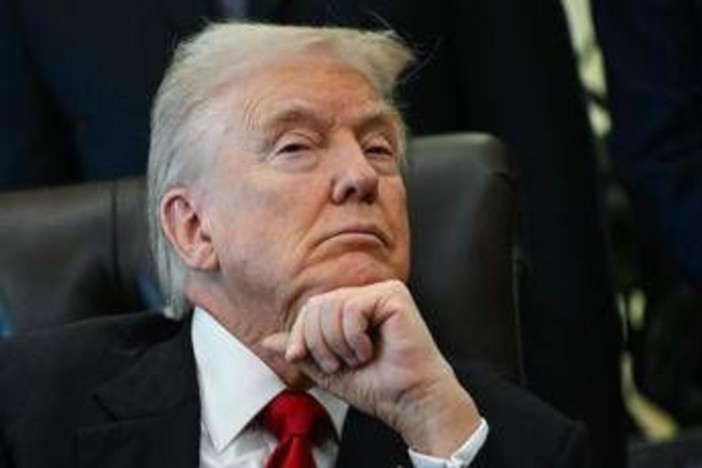 Trump dorme nello Studio Ovale? Le foto 'sospette' e la risposta della Casa Bianca