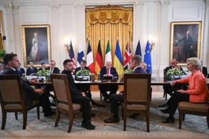Trump, il quadro e i cappelli: presidente e guida turistica per i leader