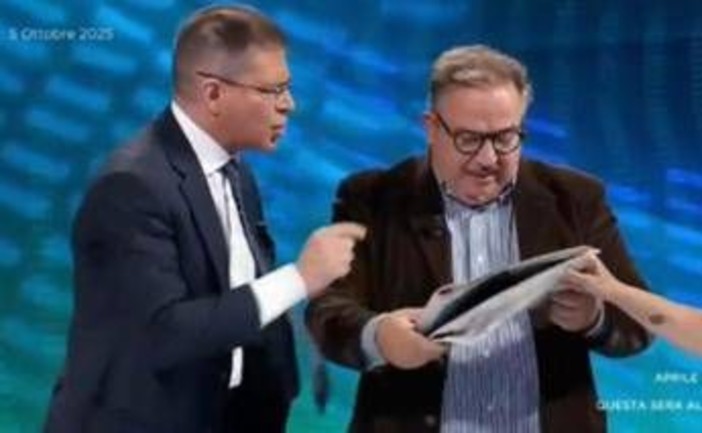 Capezzone-Telese, lite in tv sulla Flotilla tra &quot;buffone&quot; e &quot;fascista&quot;