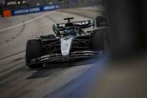 Gp Singapore, Russell in pole davanti a Verstappen. Hamilton sesto, poi Leclerc
