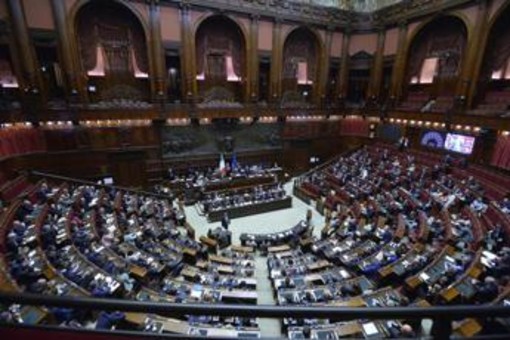 &quot;È una porcata&quot;, &quot;bassezza unica&quot;: scontro in aula tra maggioranza e opposizione sui vitalizi