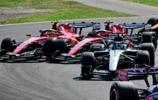 Gp Monza, scintille alla partenza: contatto Leclerc-Hamilton, poi Charles finisce a muro