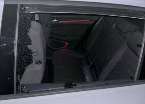 Ai Cancelli di Ostia finestrini distrutti e auto razziate, ladri (ancora) in azione al 'Mare di Roma'