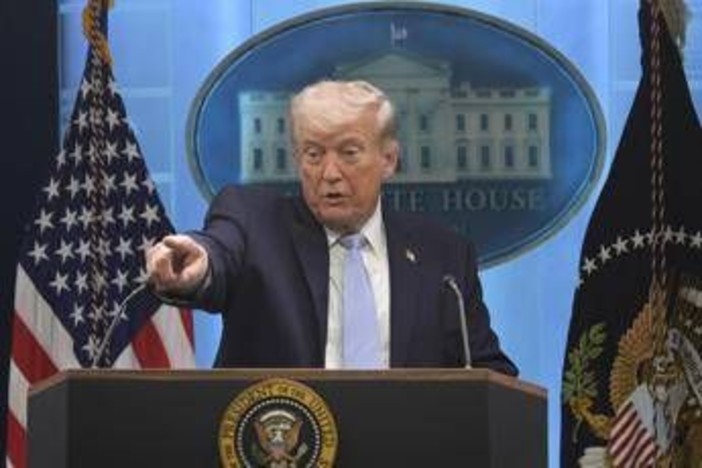 Scure di Trump sui giornalisti: niente accesso alla Casa Bianca per Cnn, Ms Now e Politico. "Assalto ai diritti, avanti con il nostro lavoro"