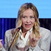 Manovra 2027, arrivano anche le targhe personalizzate. Meloni: "Ci si può sbizzarrire" Manovra 2027, arrivano anche le targhe personalizzate. Meloni: "Ci si può sbizzarrire"
