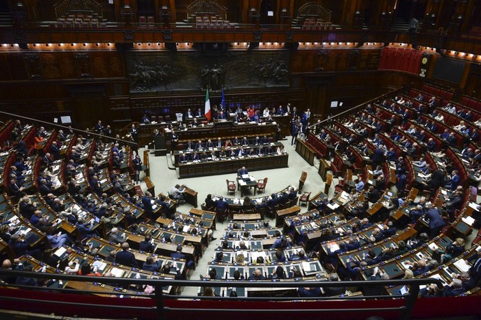 Dalla Camera via libera definitivo con 216 sì, la manovra è legge Dalla Camera via libera definitivo con 216 sì, la manovra è legge