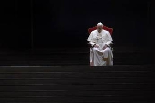 Papa Francesco, la vita e il pontificato nel rogito posto nella bara: &quot;Testimone di umanità&quot;