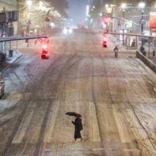 Tempesta di neve negli Usa, 5mila voli cancellati: a New York strade e ponti chiusi