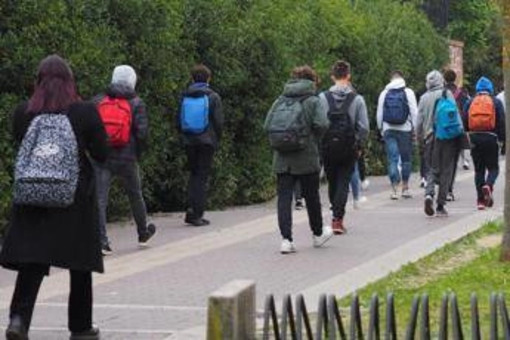 Scuola, Valditara: &quot;Stop ai cellulari in classe anche alle superiori&quot;