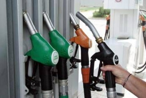 Caro carburanti, Eni fissa un tetto al prezzo di benzina e gasolio. Il governo: "Atto lodevole" Caro carburanti, Eni fissa un tetto al prezzo di benzina e gasolio. Il governo: "Atto lodevole"